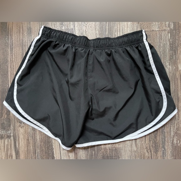 Women’s Large Nike Shorts - Picture 2 of 3